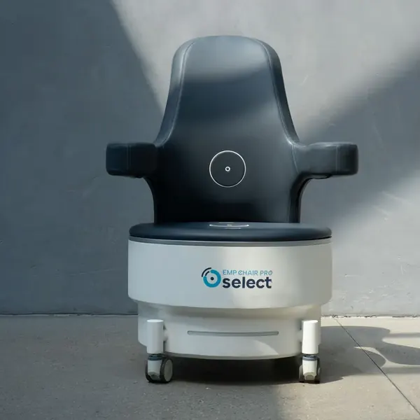 EMP Chair Pro Select vor einer grauen Wand