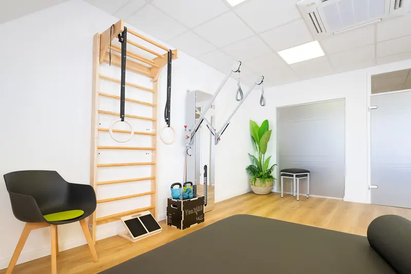 Treatment room with wall bars, Bobath table and cable pulley