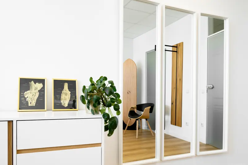 Treatment room with pictures on the wall and mirrored doors